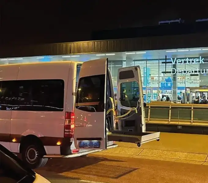 Rolstoelbus bij Schiphol voor reizigers uit Heemstede
